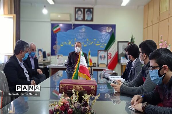 نشست توجیهی و آشنایی اعضای هیات رئیسه مجلس دانش‌آموزی با مدیر آموزش و پرورش کازرون