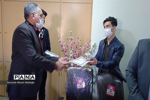 نشست توجیهی و آشنایی اعضای هیات رئیسه مجلس دانش‌آموزی با مدیر آموزش و پرورش کازرون