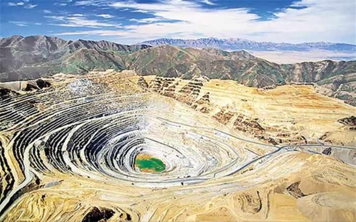 توریست‌ها در راه گردشگری معدن