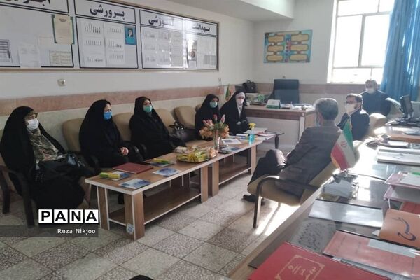 بازدید ناظرین استانی از فعالیت‌های آموزشی بهارستان یک