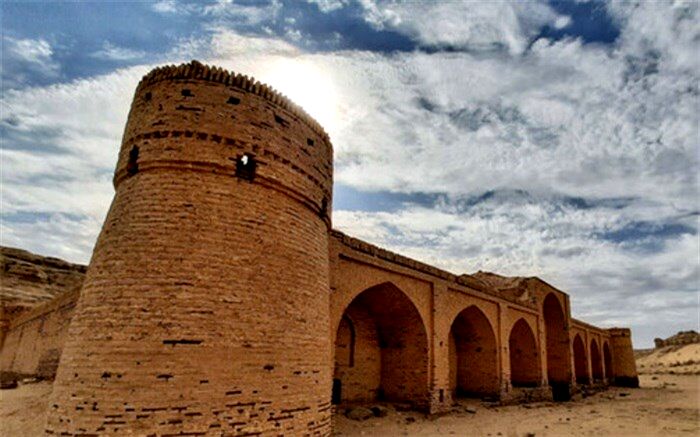 گذر عمر بر دیوارهای این کاروانسرا و تاریخی که فراموش نمی‌شود