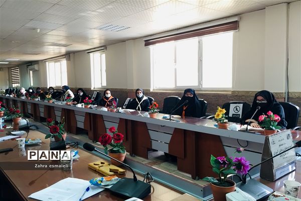 جلسه آموزشی دانش‌آموزان پیشتاز در قرچک