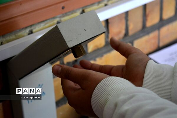 تزئین سالن دبیرستان شهید نواب صفوی بیرجندبرای دهه فجر