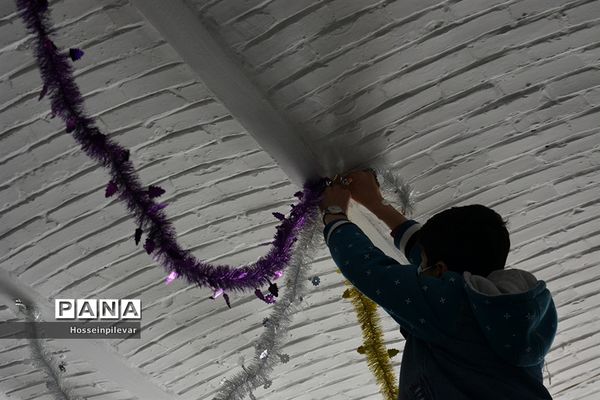 تزئین سالن دبیرستان شهید نواب صفوی بیرجندبرای دهه فجر