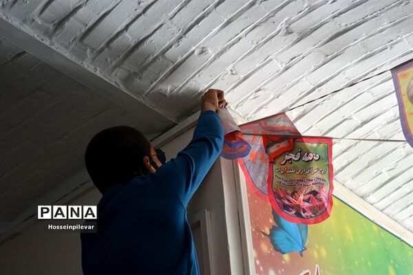 تزئین سالن دبیرستان شهید نواب صفوی بیرجندبرای دهه فجر