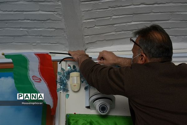 تزئین سالن دبیرستان شهید نواب صفوی بیرجندبرای دهه فجر