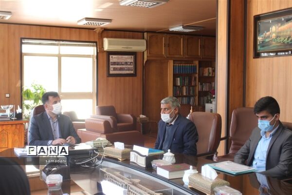 دیدار اعضای مجلس دانش آموزی با مدیر کل آموزش و پرورش استان اصفهان