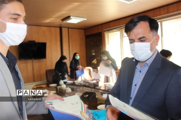 دیدار اعضای مجلس دانش آموزی با مدیر کل آموزش و پرورش استان اصفهان