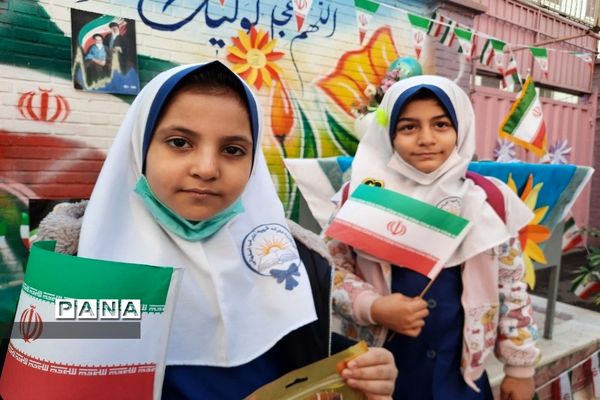 نواخته شدن زنگ انقلاب در منطقه 13 شهر تهران