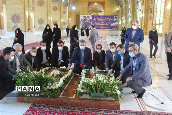 تجدید میثاق پرسنل آموزش و پرورش منطقه 19 با شهدای انقلاب اسلامی