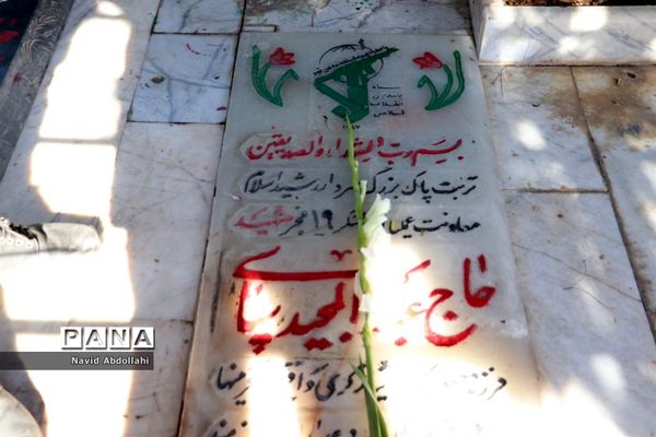 غبار روبی و گل افشانی قبور مطهر شهدای ورزشکار به مناسبت آغاز دهه فجر توسط جامعه ورزش  شهرستان شیراز