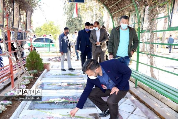 غبار روبی و گل افشانی قبور مطهر شهدای ورزشکار به مناسبت آغاز دهه فجر توسط جامعه ورزش  شهرستان شیراز