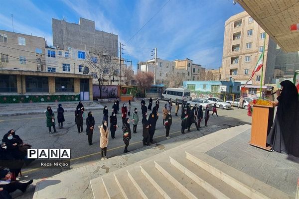 نواختن زنگ گلبانگ انقلاب اسلامی در بهارستان یک