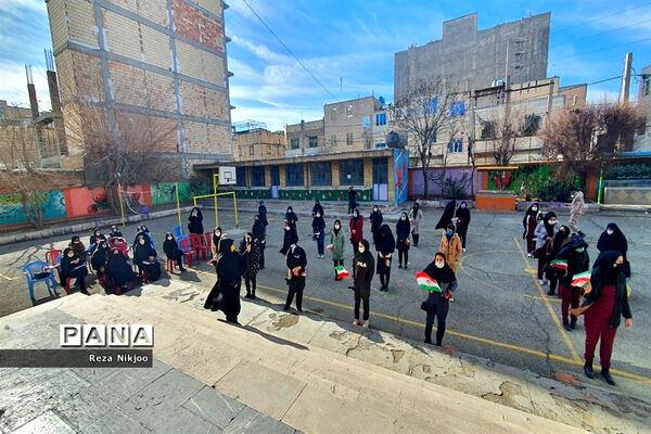 نواختن زنگ گلبانگ انقلاب اسلامی در بهارستان یک