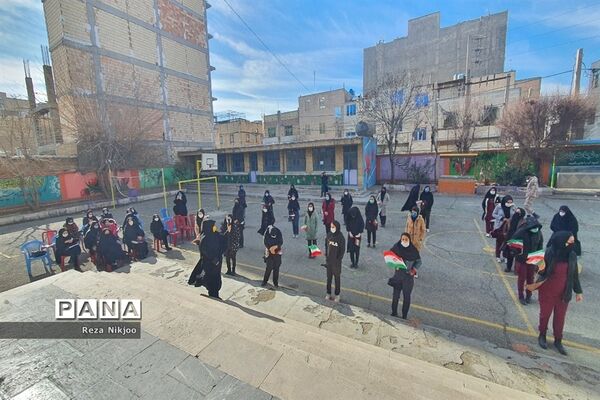 نواختن زنگ گلبانگ انقلاب اسلامی در بهارستان یک