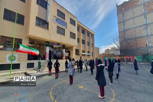 نواختن زنگ گلبانگ انقلاب اسلامی در بهارستان یک