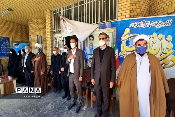 نواختن زنگ گلبانگ انقلاب اسلامی در بهارستان یک
