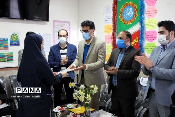 تقدیر از دانش آموزان برگزیده مسابقات مدرسه نخبگان سمنان