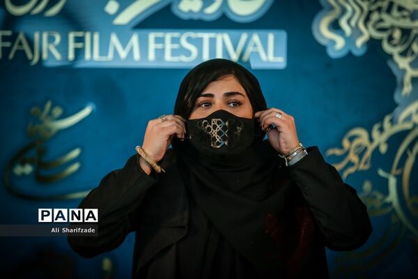 اکران فیلم  "بی همه چیز" در سی و نهمین جشنواره بین المللی فیلم فجر