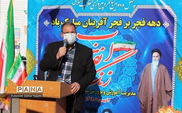 ارزش های انقلاب را باید به جوانان و نسل آینده منتقل کرد