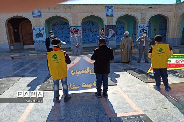 غباروبی مزارشهدای جهادعشایرتوسط پیشتازان پسردبستان دلف عبودی شهرستان حمیدیه