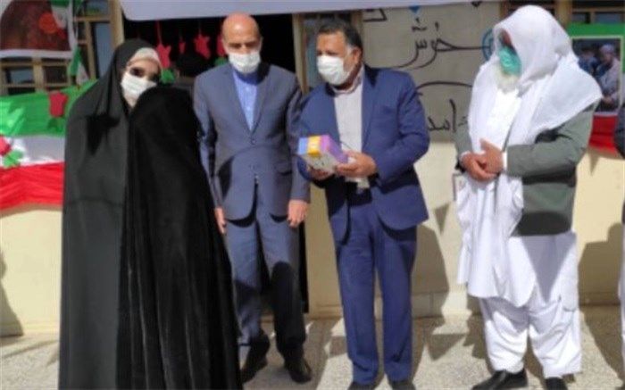 41 دستگاه تبلت به دانش آموزان نصرت آباد اهدا شد