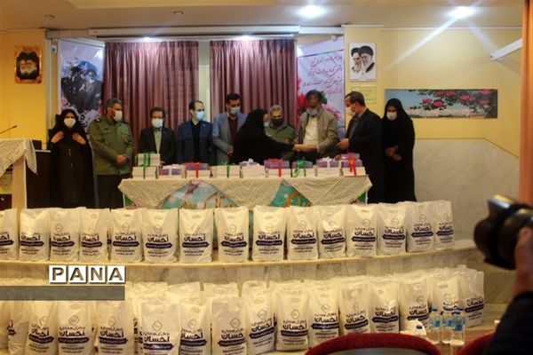 اهدای 90 عدد تبلت  و 200 بسته معیشتی  به دانش آموزان نیازمند در اصفهان