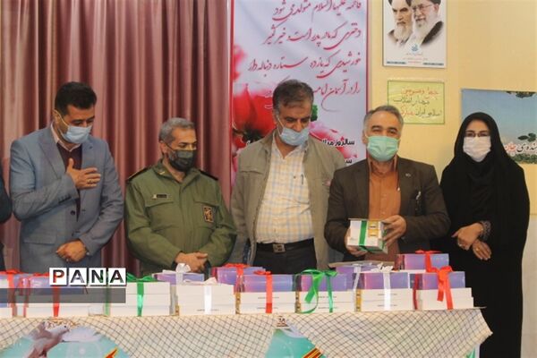 اهدای 90 عدد تبلت  و 200 بسته معیشتی  به دانش آموزان نیازمند در اصفهان