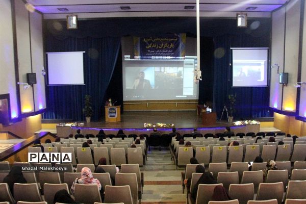 نشست مجمع دانش آموزی یاریگران زندگی