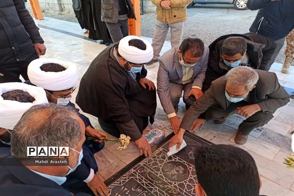 غبار روبی و عطر افشانی گلزار مطهر شهدای شهر اسدیه خراسان جنوبی