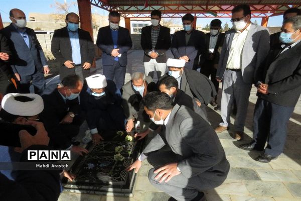 غبار روبی و عطر افشانی گلزار مطهر شهدای شهر اسدیه خراسان جنوبی