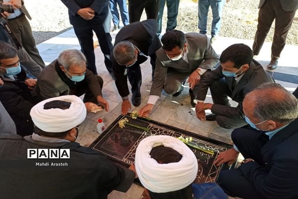 غبار روبی و عطر افشانی گلزار مطهر شهدای شهر اسدیه خراسان جنوبی