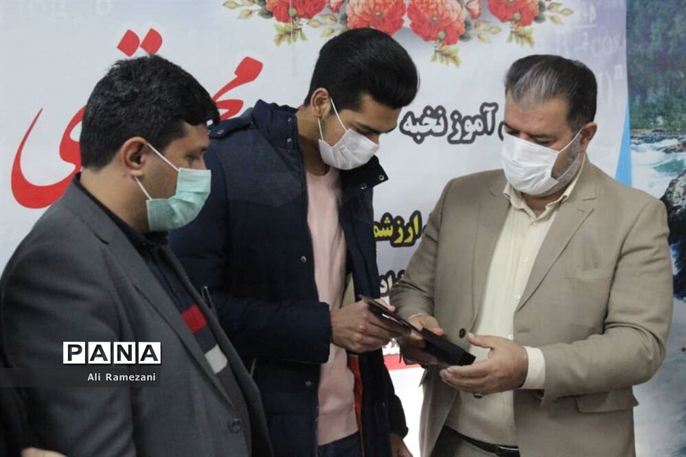 تجلیل از رتبه‌های برتر کنکور سراسری در قائم‌شهر