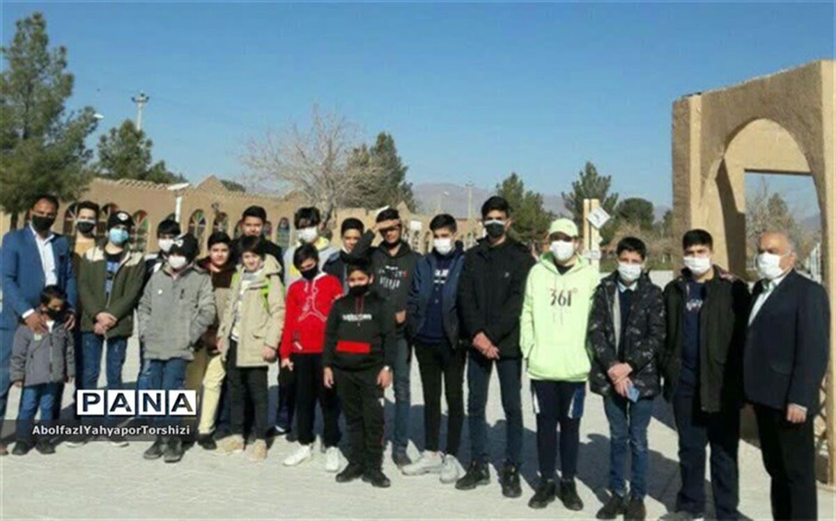 دیدار همکلاسی های مدرسه سما کاشمر در فضای آزاد