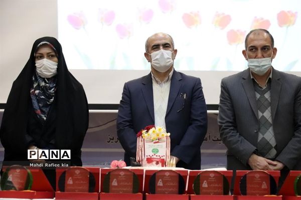 مراسم تجلیل از فرهنگیان فرزند شهید در آموزش و پرورش  ناحیه ۵ تبریز