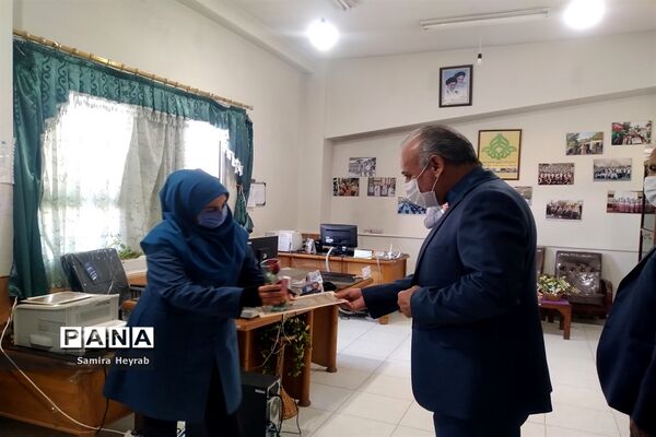 تجلیل مدیرکل آموزش و پرورش خراسان جنوبی ازکارکنان زن اداره کل در روز زن