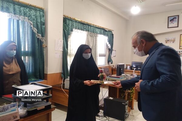 تجلیل مدیرکل آموزش و پرورش خراسان جنوبی ازکارکنان زن اداره کل در روز زن