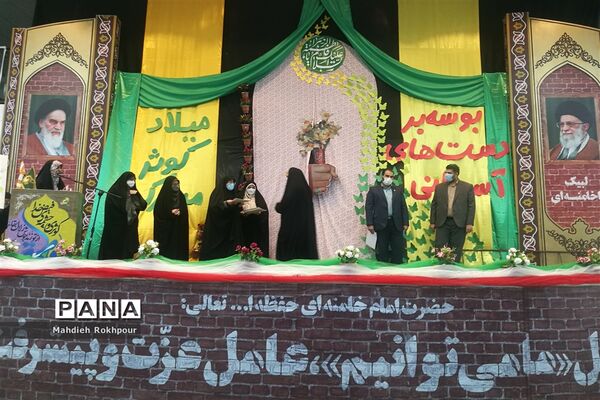 بوسه بر دست‌های آسمانی