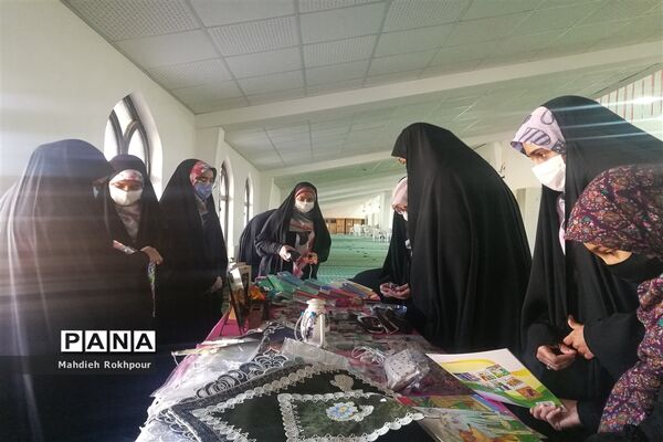 بوسه بر دست‌های آسمانی