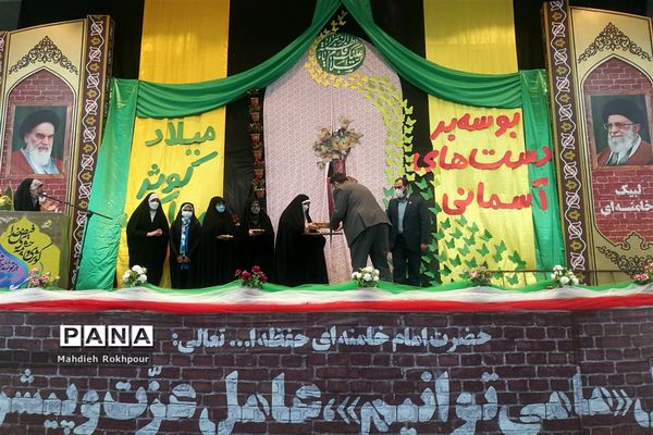 بوسه بر دست‌های آسمانی