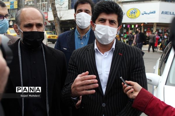 اهدای گل به پلیس راهنمایی و رانندگی در ساری