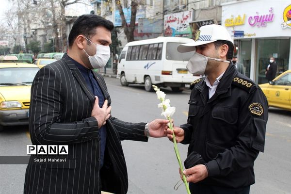 اهدای گل به پلیس راهنمایی و رانندگی در ساری
