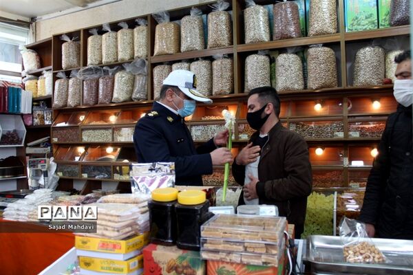 اهدای گل به پلیس راهنمایی و رانندگی در ساری