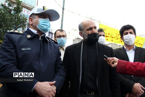 اهدای گل به پلیس راهنمایی و رانندگی در ساری