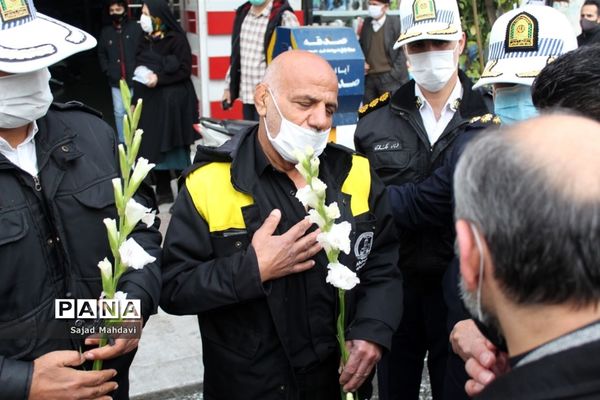 اهدای گل به پلیس راهنمایی و رانندگی در ساری