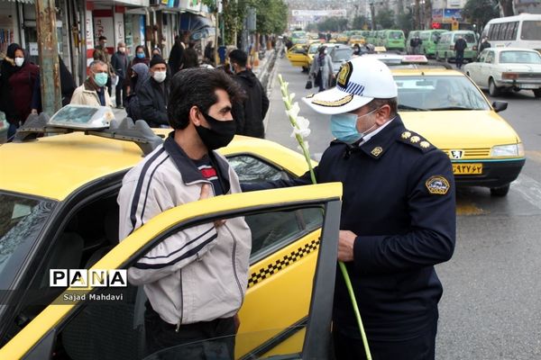 اهدای گل به پلیس راهنمایی و رانندگی در ساری