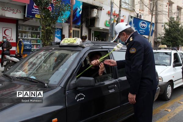 اهدای گل به پلیس راهنمایی و رانندگی در ساری