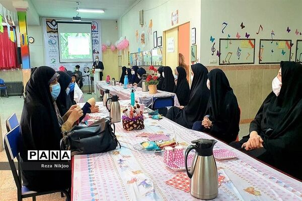 تجلیل از بانوان شاغل اداره آموزش و پرورش ناحیه یک بهارستان به مناسبت روز زن