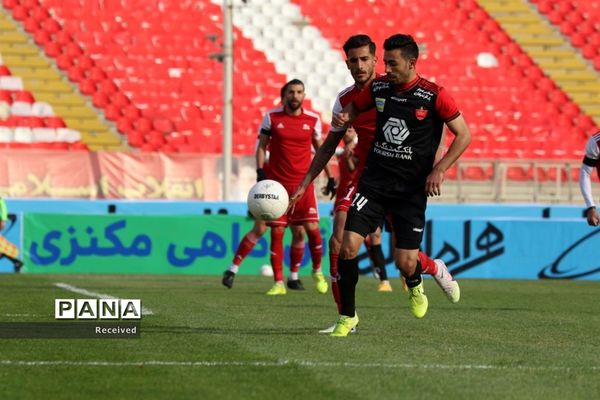 دیدار تیم های تراکتور سازی تبریز و پرسپولیس تهران