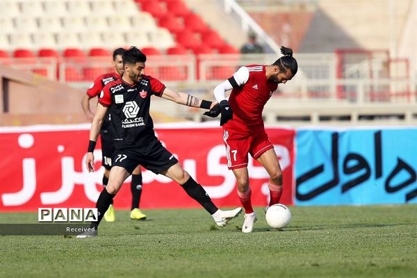 دیدار تیم های تراکتور سازی تبریز و پرسپولیس تهران